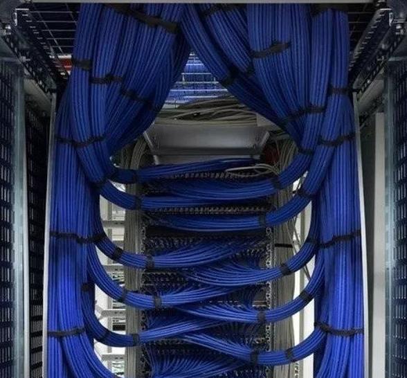 弱电工程中机柜理线的标准化操作与可视化参考